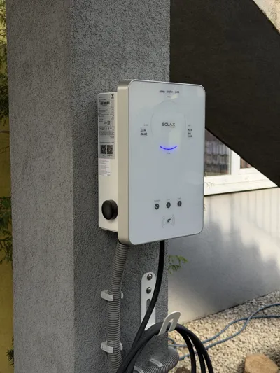 Montáž wallboxu SolaX pri rodinnom dome v Senci