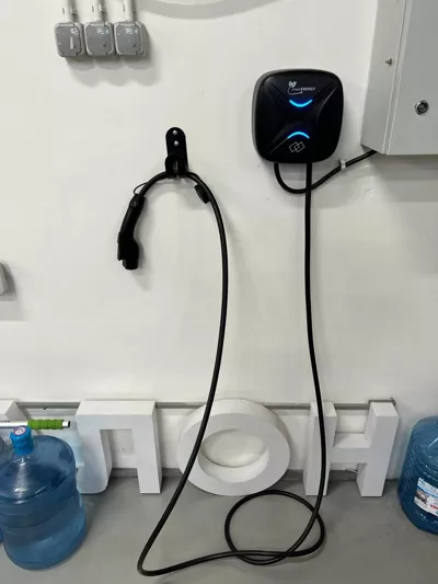 Montáž wallboxu na stene pre nabíjanie elektroauta