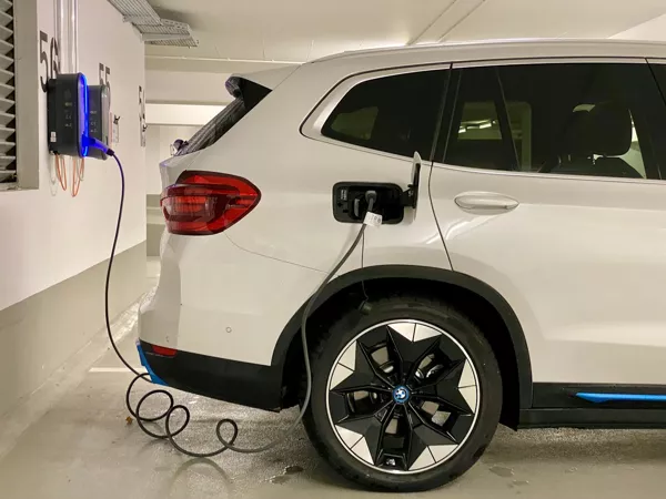 Moderný wallbox nainštalovaný na parkovisku