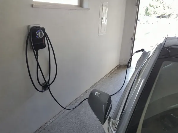 Nástenný wallbox na nabíjanie elektromobilu v Bratislave