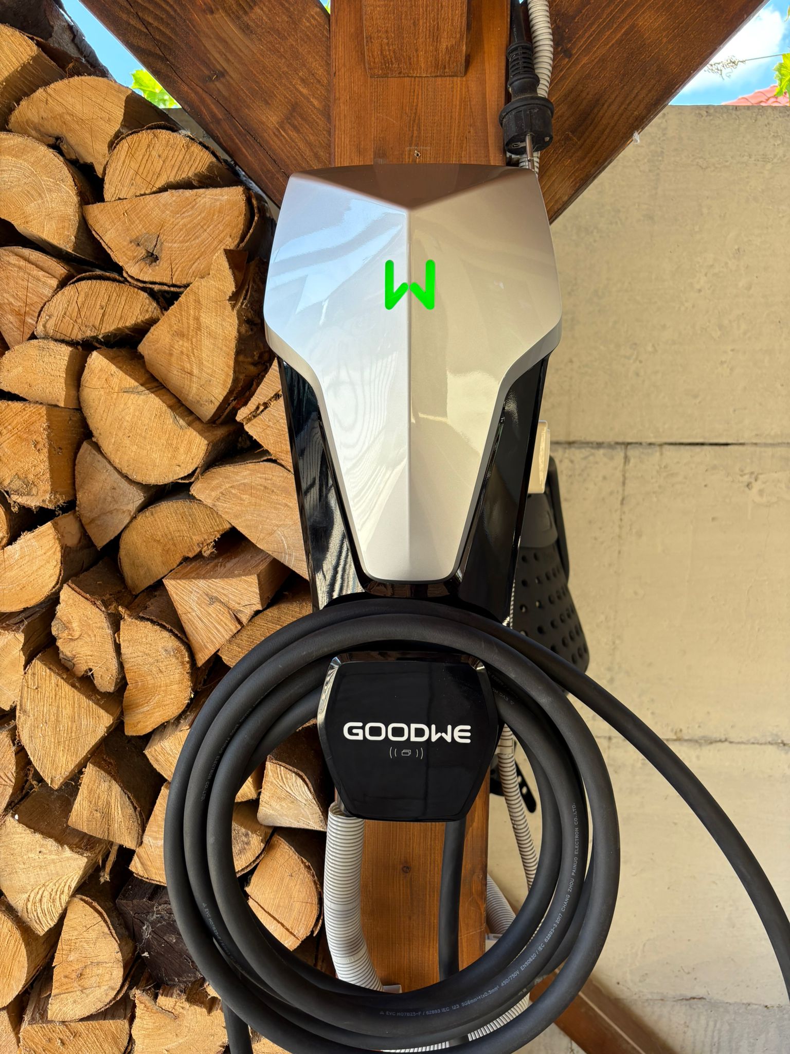 Moderný wallbox nainštalovaný na parkovisku