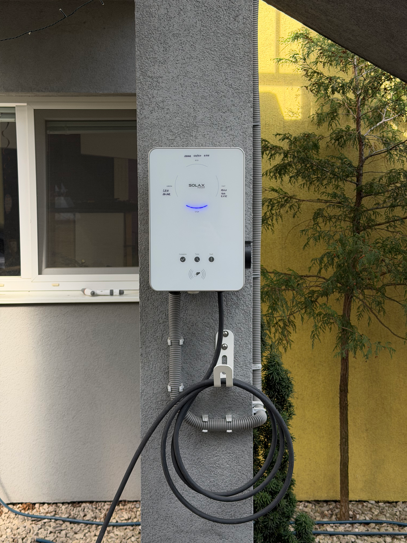 Zapojenie nabíjacej stanice pre elektromobil pri rodinnom dome v Bratislave