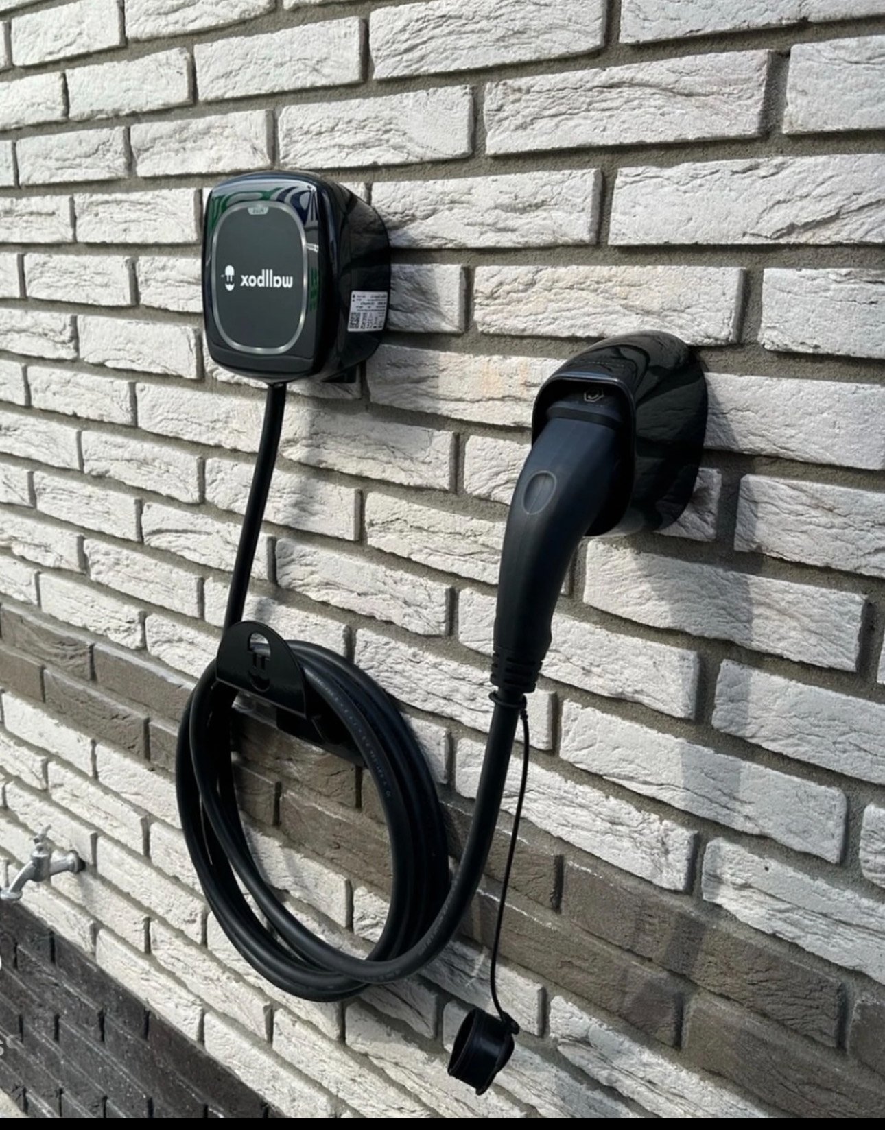Montáž wallboxu na stene pre nabíjanie elektroauta