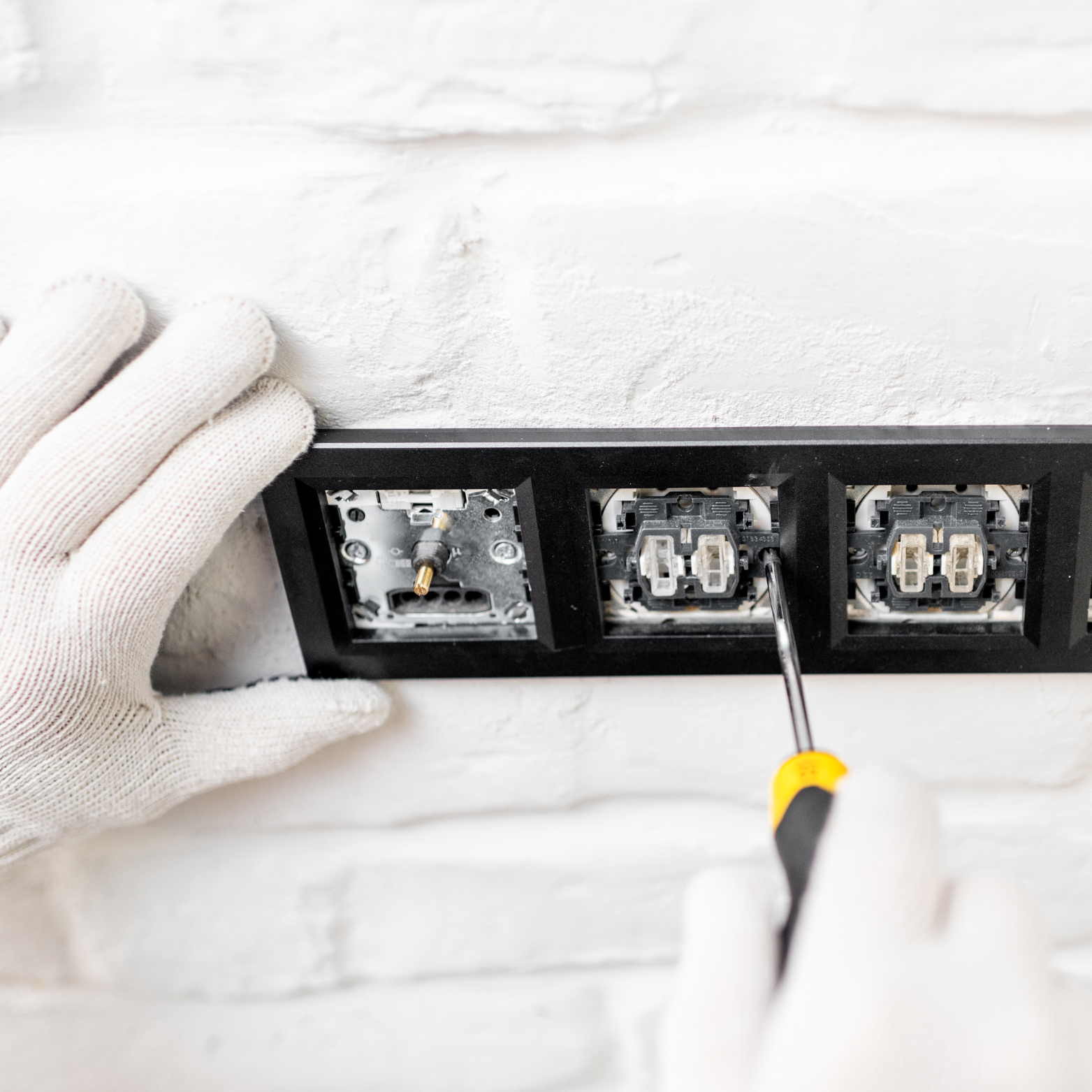 Moderné LED osvetlenie v obývačke s montážou vypínača