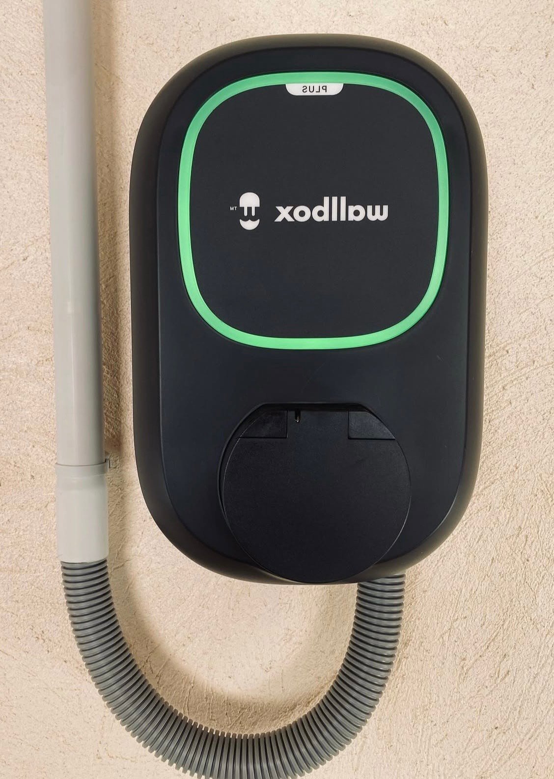 Montáž wallboxu na stene pre nabíjanie elektroauta