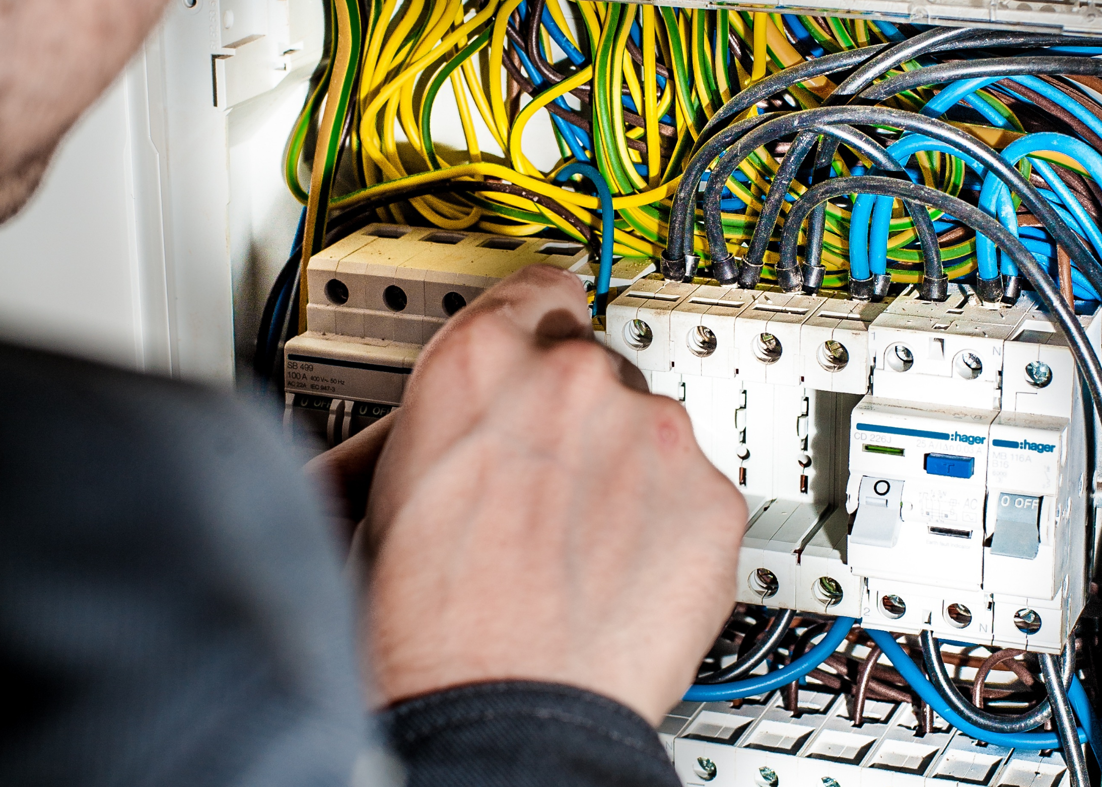 Technik vykonáva kontrolu elektroinštalácie po čase ako súčasť servisu