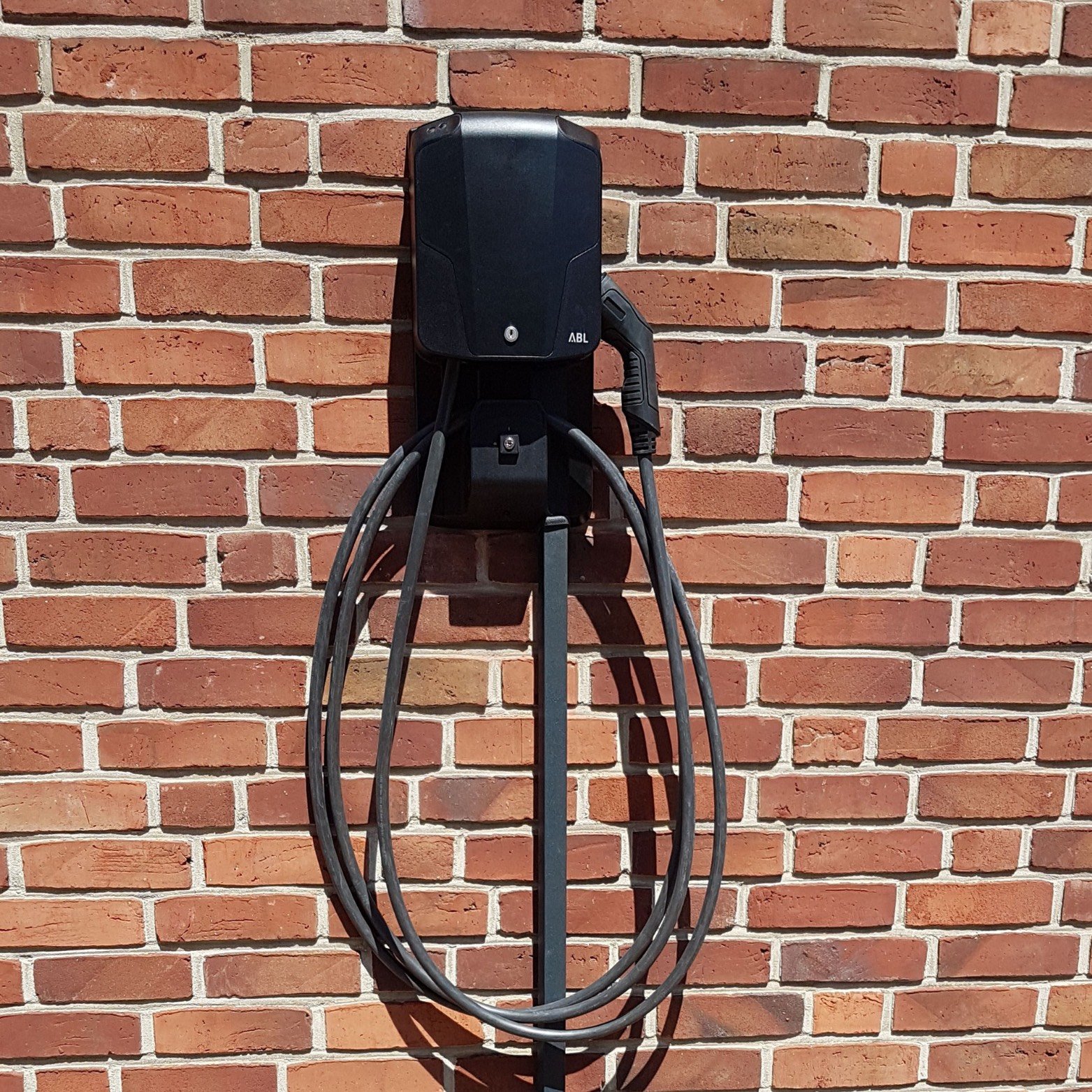 Montáž wallboxu na stene pre nabíjanie elektroauta