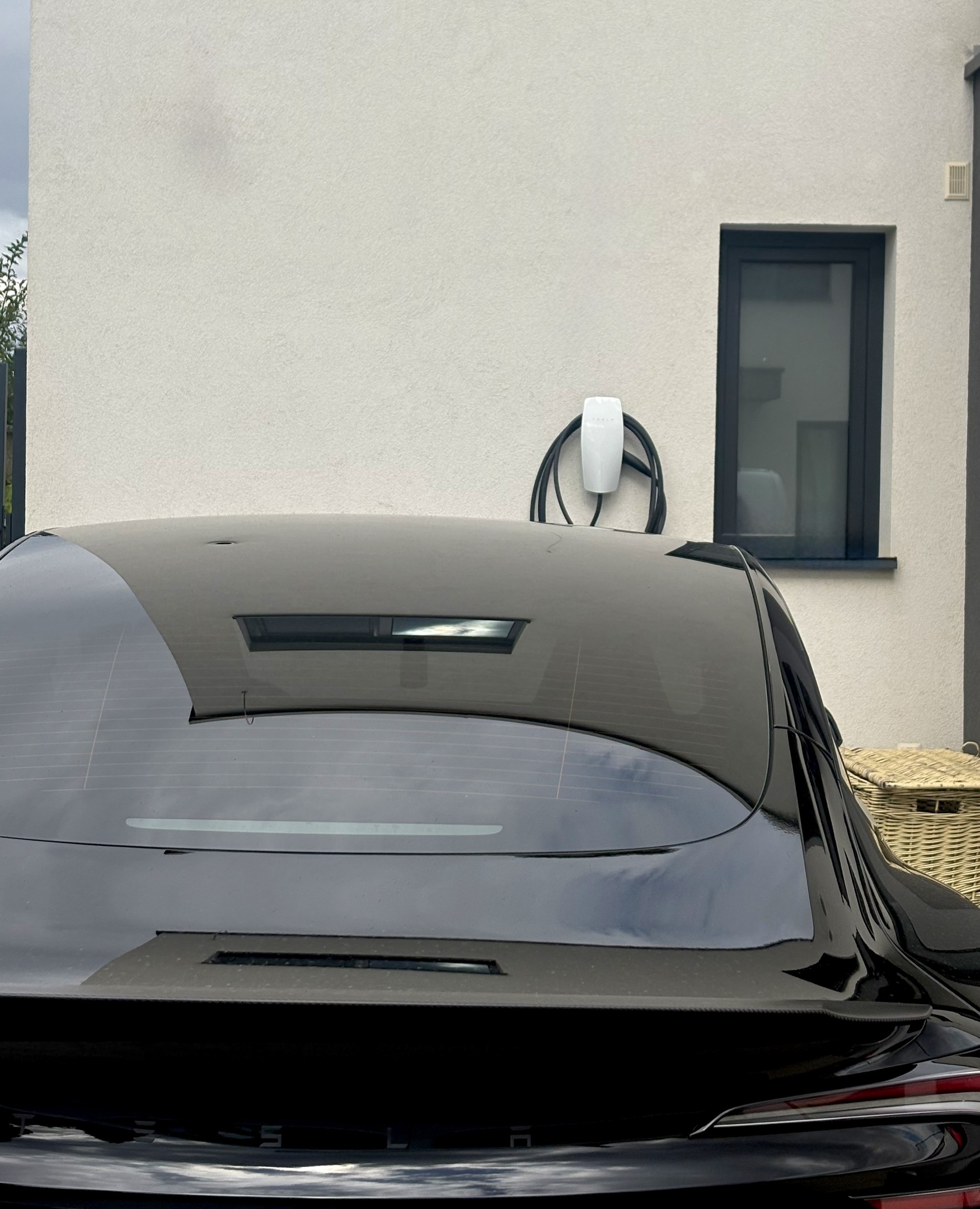 Montáž Tesla Wall Connector Gen 3 na fasáde rodinného domu pre nabíjanie elektromobilu v Bratislave, Bratislavský kraj – ELMS Group