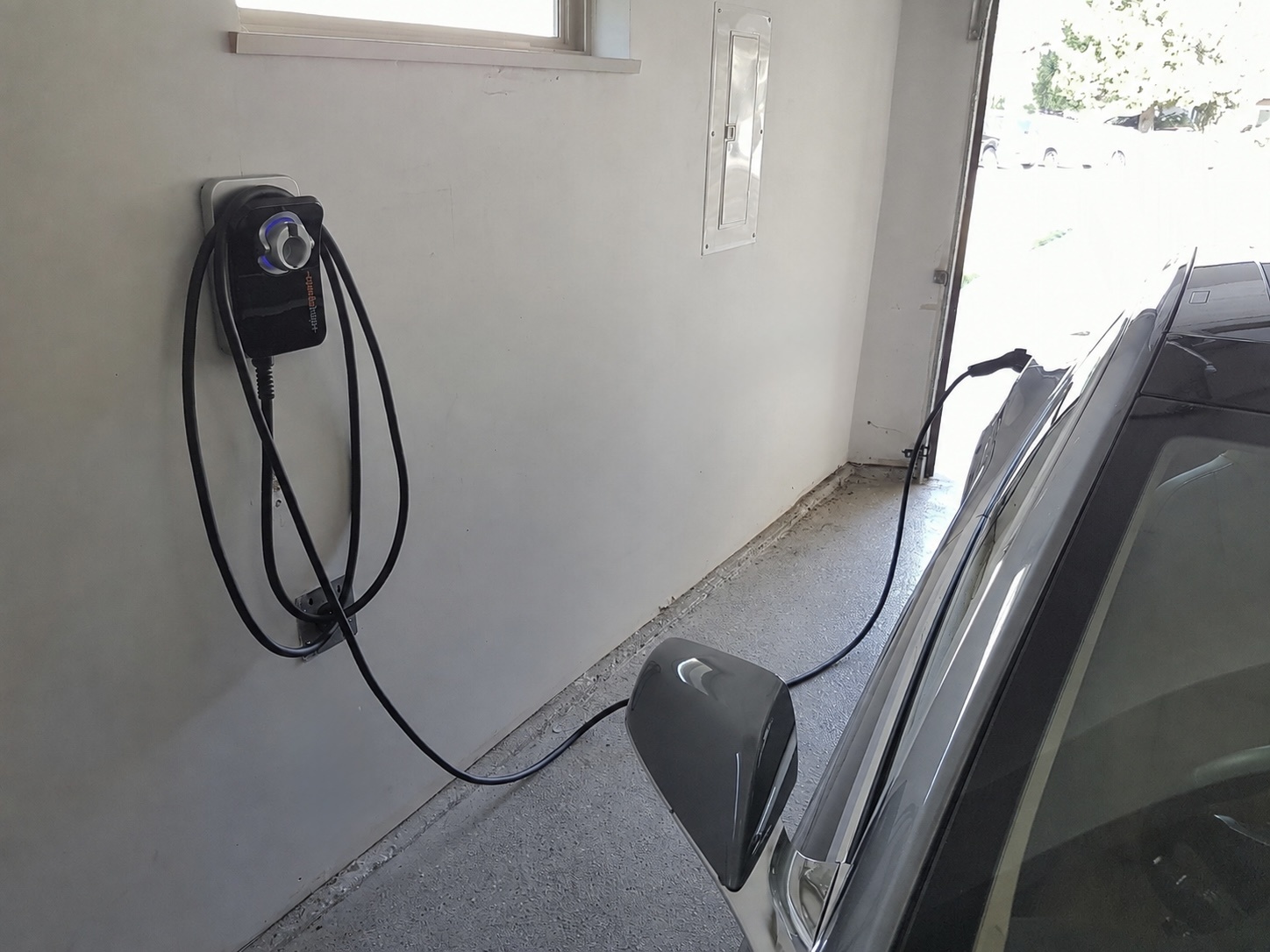 Nástenný wallbox na nabíjanie elektromobilu v Bratislave