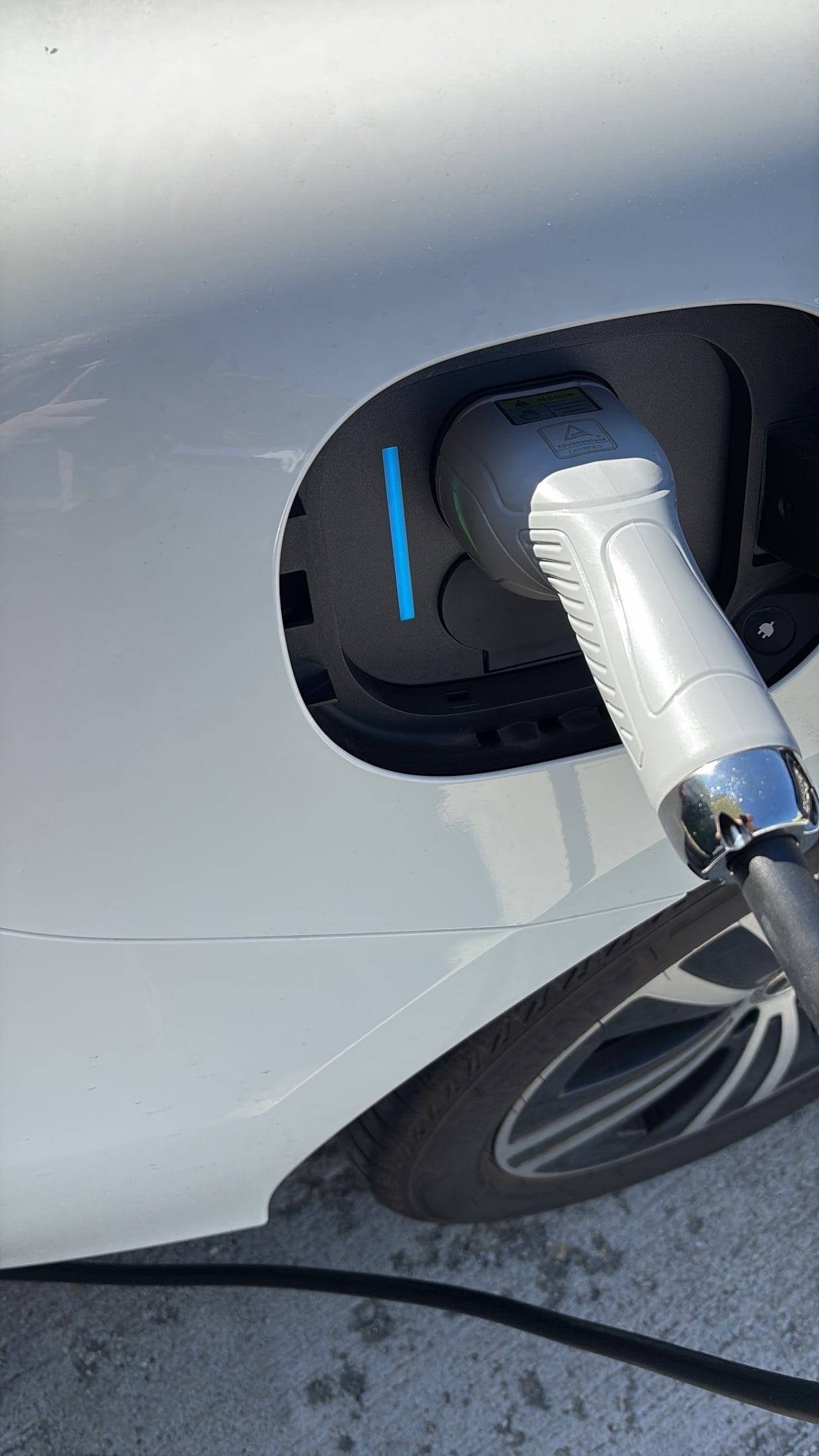 Elektromobil pripojeného k  elektromobilu pri nabíjaní v Malackách.
